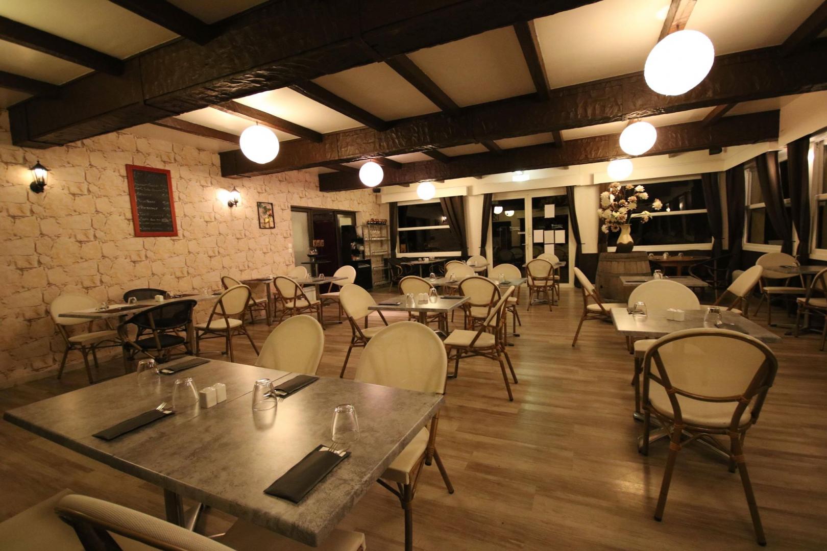 Alquiler de Sala, Parentis-en-Born